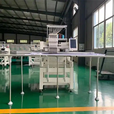 Компјутеризована машина за вез са 12 игала